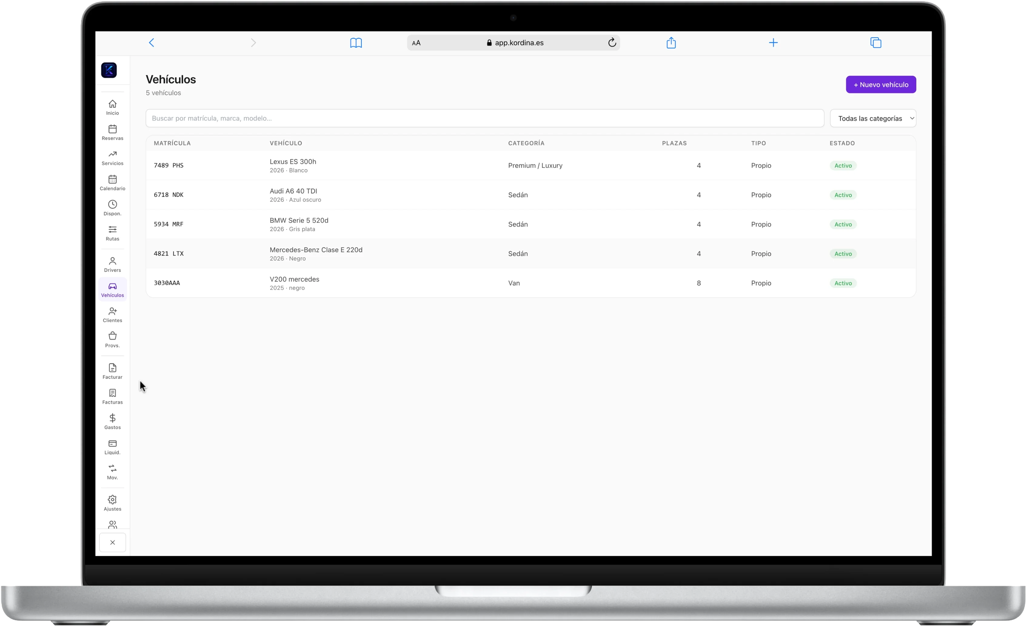Listado de vehículos del panel Kordina en un MacBook Pro, mostrando matrícula, modelo, categoría, plazas y estado de cada coche